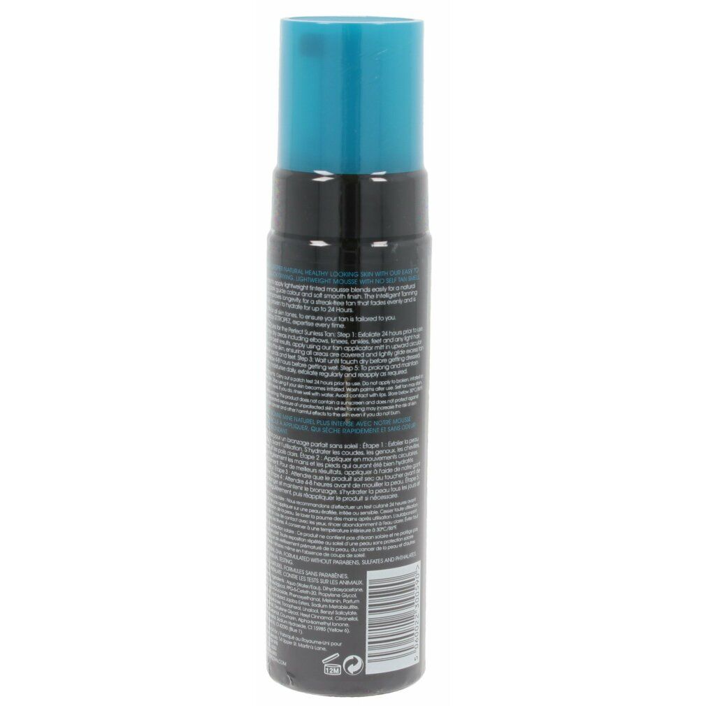 Rückansicht der St.Tropez Selbstbräunungs-Mousse-Flasche. Schwarze Flasche mit blauem Deckel. Text und Informationen auf der Rückseite.