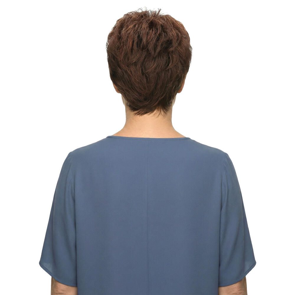 Kurzhaarperücke, braun, mit Pony. Rückansicht einer Frau, die ein blaues Oberteil trägt.