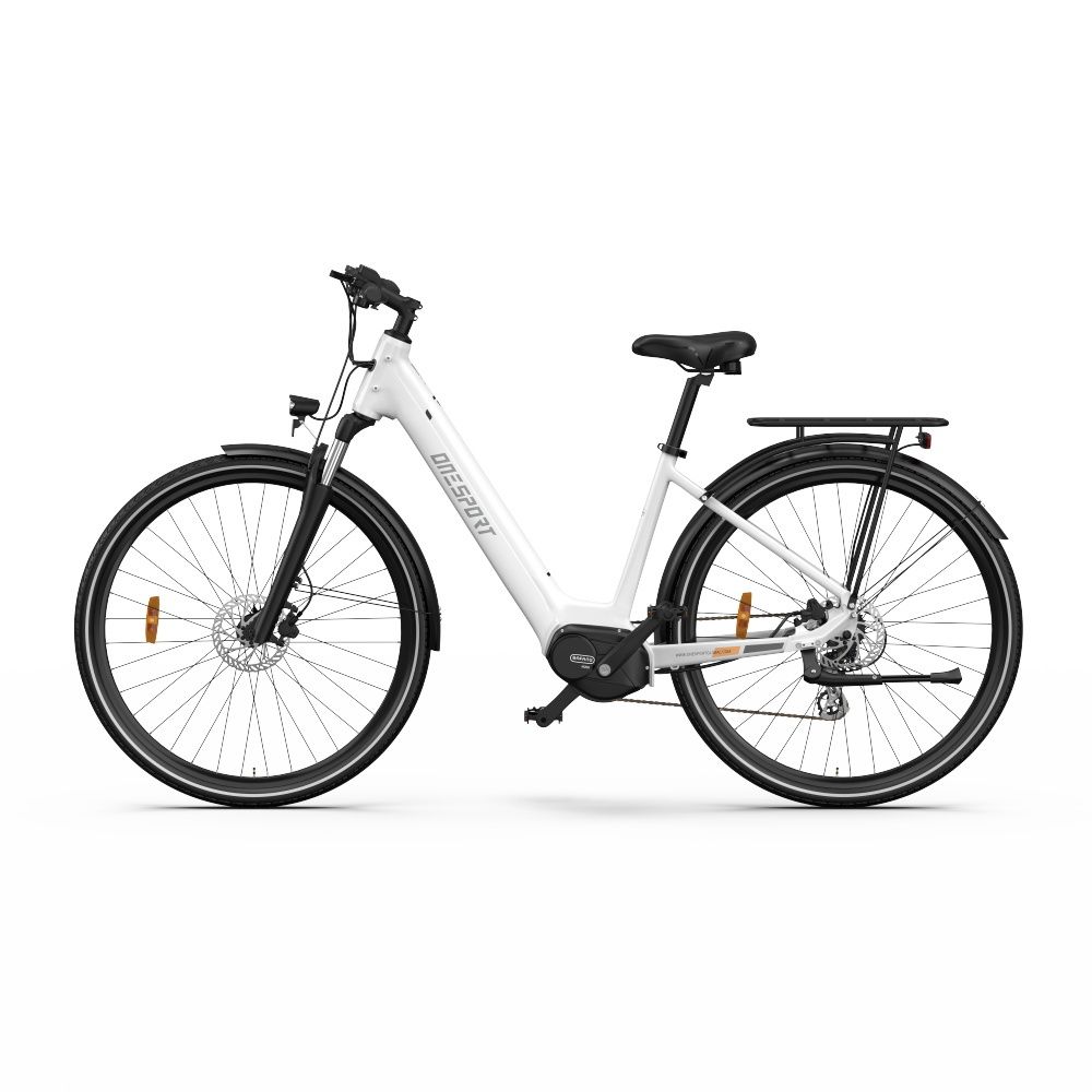 Weißes E-Bike mit schwarzen Akzenten. Gepäckträger, Schutzbleche und Scheibenbremsen. Marke: OneSport.