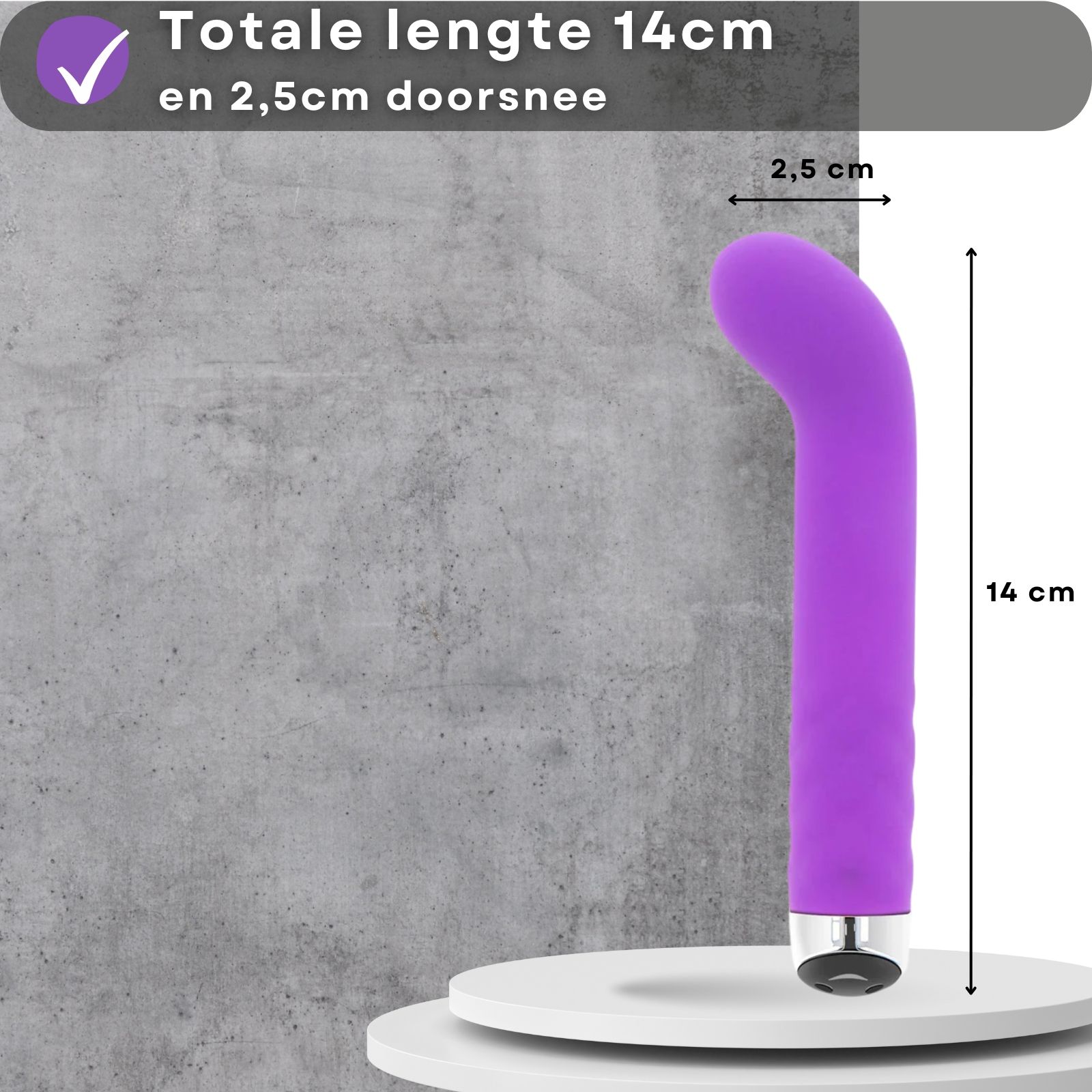 Paarse vibrator. Tekst: 14cm lang, 2,5cm diameter. Op voetstuk. Afmetingen getoond.