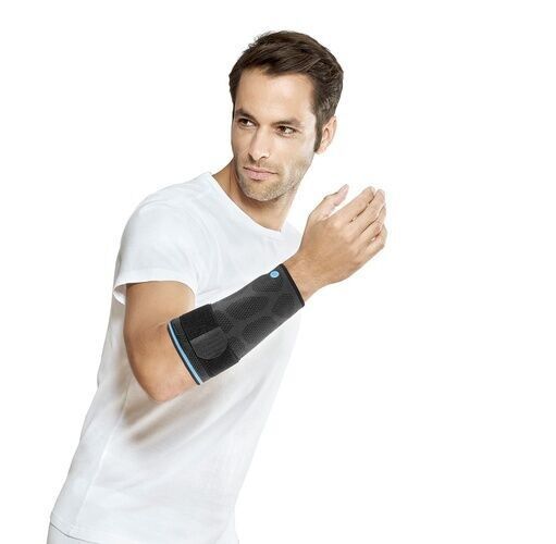 Mann mit Armbandage am Arm. Graue und schwarze Bandage mit Klettverschluss und blauem Akzent. Trägt ein weißes T-Shirt.