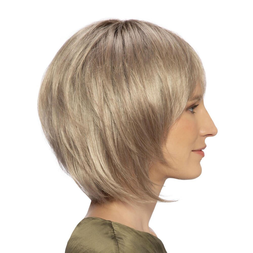 Perücke Renée von trendhair, blond, mit Pony. Seitenansicht einer Frau.