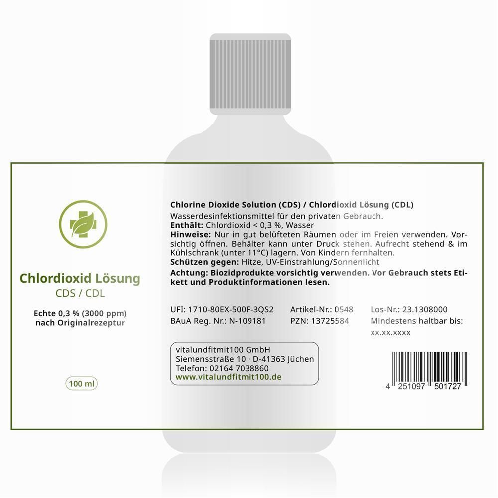 Flasche mit Etikett. Text: Chlordioxid Lösung CDS/CDL 0,3%. Enthält Wasser. Hersteller: vitalundfitmit100.de. Mit Barcode und weiteren Informationen.