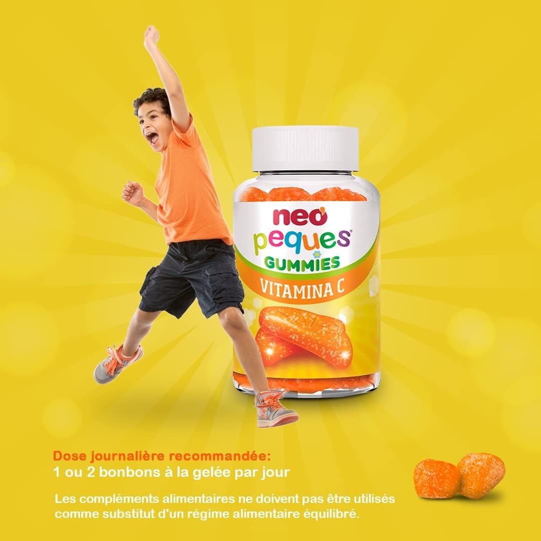 Ein Kind springt neben einer Flasche Neo Peques Gummies Vitamin C. Text: Empfohlene Tagesdosis: 1 oder 2 Gummibärchen pro Tag.
