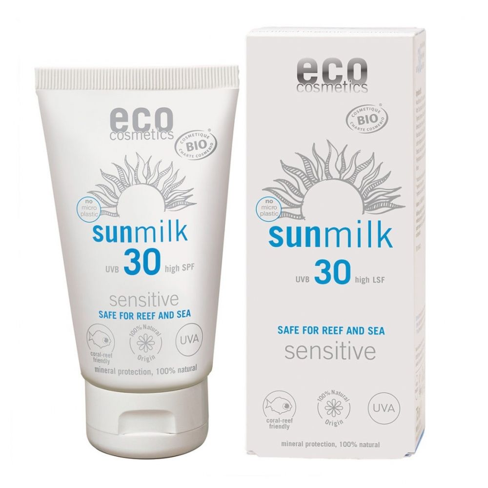 Weiße Tube und Karton mit Produktinformationen. Aufschrift: eco cosmetics sunmilk 30 sensitive. Mit Bio-Siegel und UVA-Kennzeichnung.