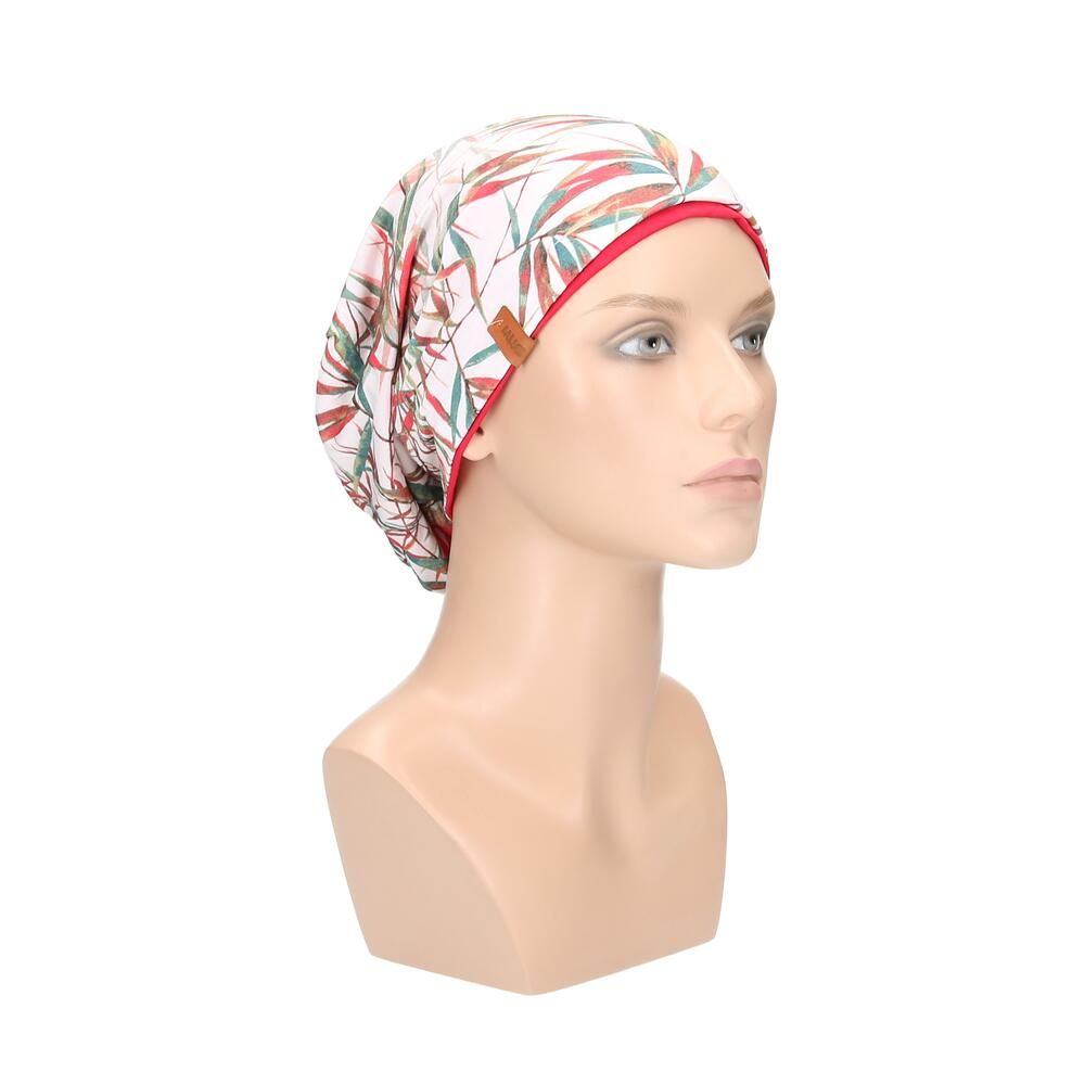 Beanie mit floralem Muster, roter Rand, auf Büste. Seitenansicht mit Etikett.