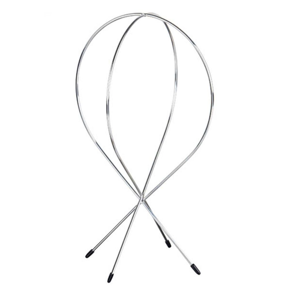 Perückenständer aus Metall. Silberfarben, mit drei Standbeinen und einer ovalen Halterung. Schwarze Gummikappen an den Füßen.