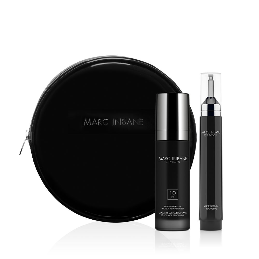 Das Marc Inbane Natural Tanning Ensemble Set, bestehend aus einer schwarzen runden Kosmetiktasche, einer Flasche mit silbernem Deckel und einer Sprühflasche. Auf der Flasche steht "10 SPF" und "Intense Hydratante". Die Tasche und die Flaschen tragen den Markennamen "Marc Inbane".