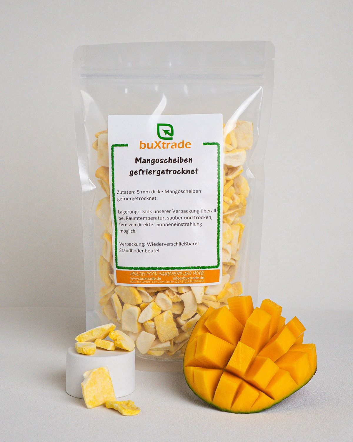 Verpackung mit gefriergetrockneten Mangoscheiben, frische Mango und Scheiben.