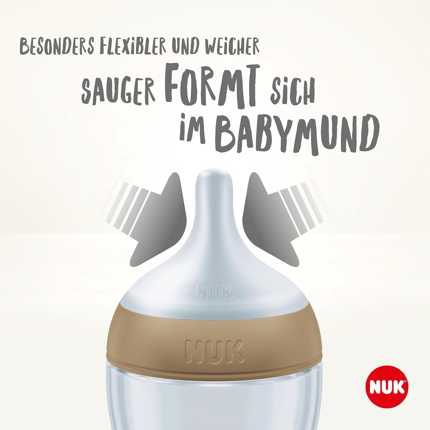Nahaufnahme des Saugers einer Babyflasche. Text: „Sauger formt sich im Babymund“. NUK-Logo. Brauner Ring am Flaschenhals.