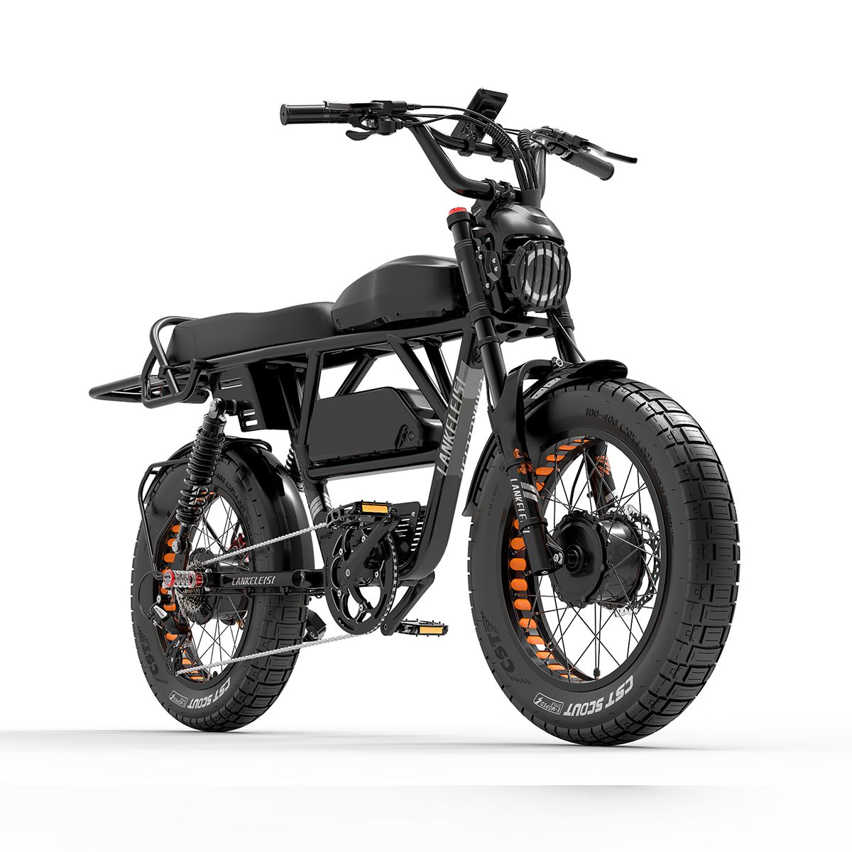 Schwarzes Elektrofahrrad, Frontansicht. Breitreifen, Scheinwerfer, Scheibenbremsen. Orangefarbene Akzentdetails an den Reifen.