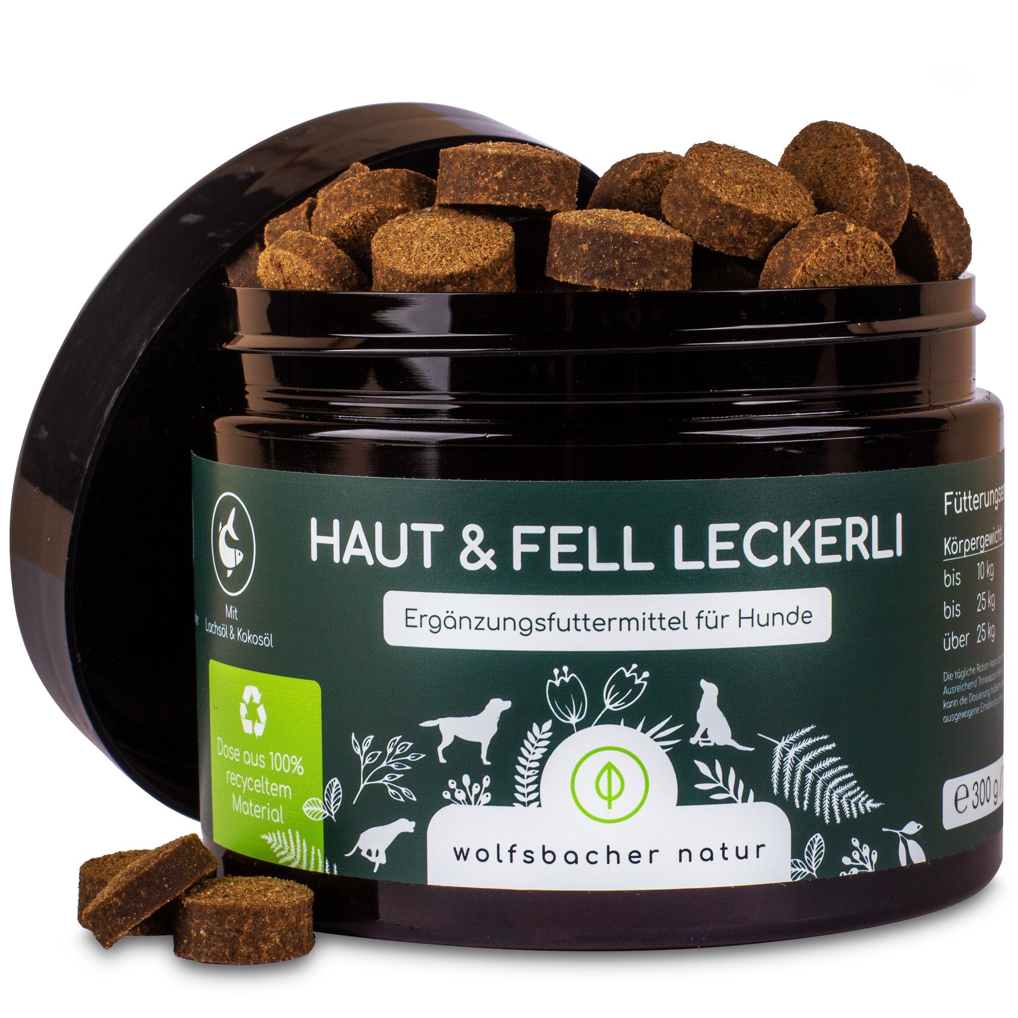 Dunkelgrünes Glas mit Leckerlis. Deckel offen. Aufschrift: Haut & Fell Leckerli. Ergänzungsfuttermittel für Hunde. 100% recyceltes Material.