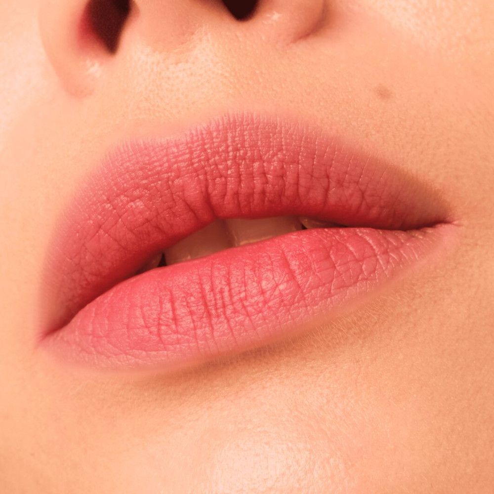 Nahaufnahme von Lippen, die mit einem matten Lippenstift bemalt sind. Die Lippen sind rosafarben.