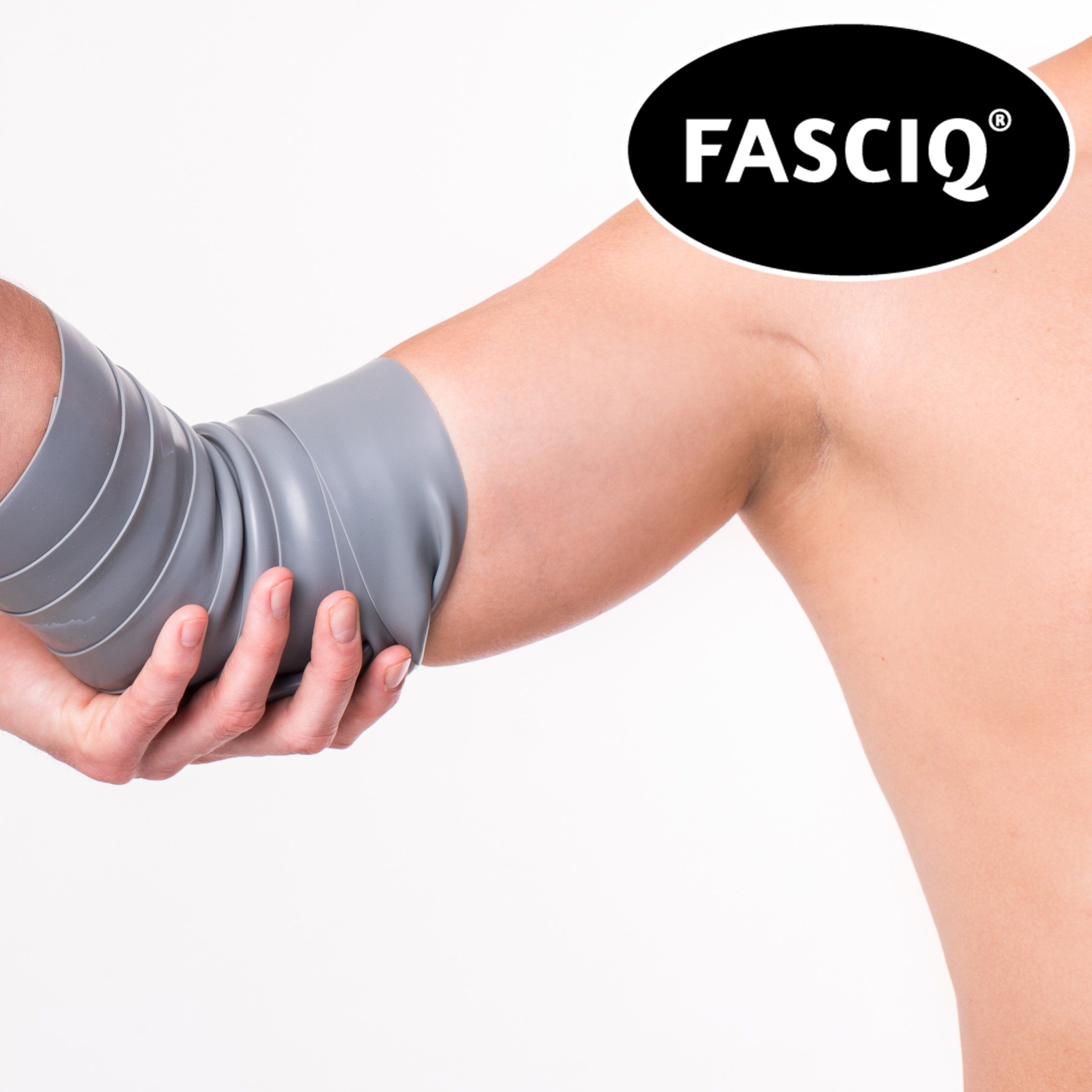 Arm mit grauem FASCIQ® Flossing Band umwickelt. Schwarzes FASCIQ® Logo im Hintergrund.