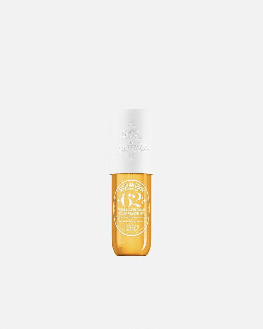 Parfumspray mit weißem Deckel. Aufschrift: Sol de Janeiro, 62. Gelbe Flüssigkeit in einer zylindrischen Flasche.