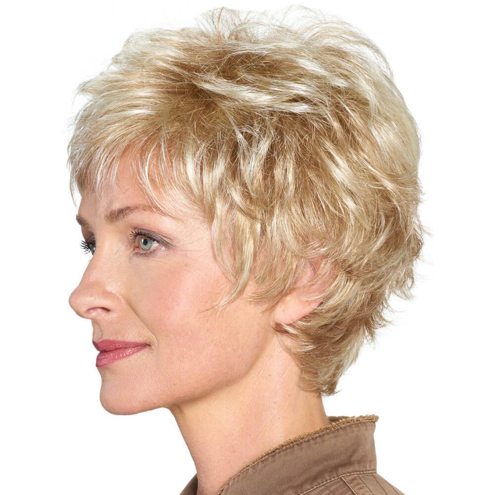 Kurzhaarperücke, blond mit Strähnen, Seitenansicht. Frau mit brauner Jacke.