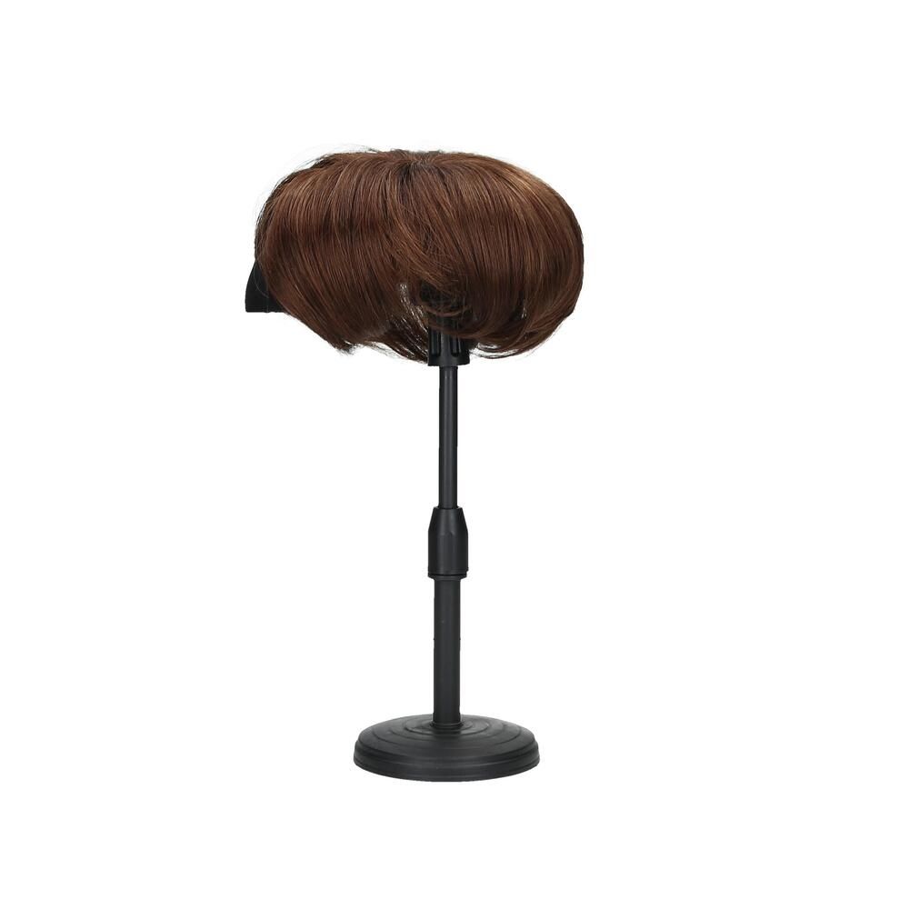Braunes Haarteil auf schwarzem Ständer. Kurzes, gewelltes Haar. Ständer mit rundem Fuß und verstellbarer Höhe.