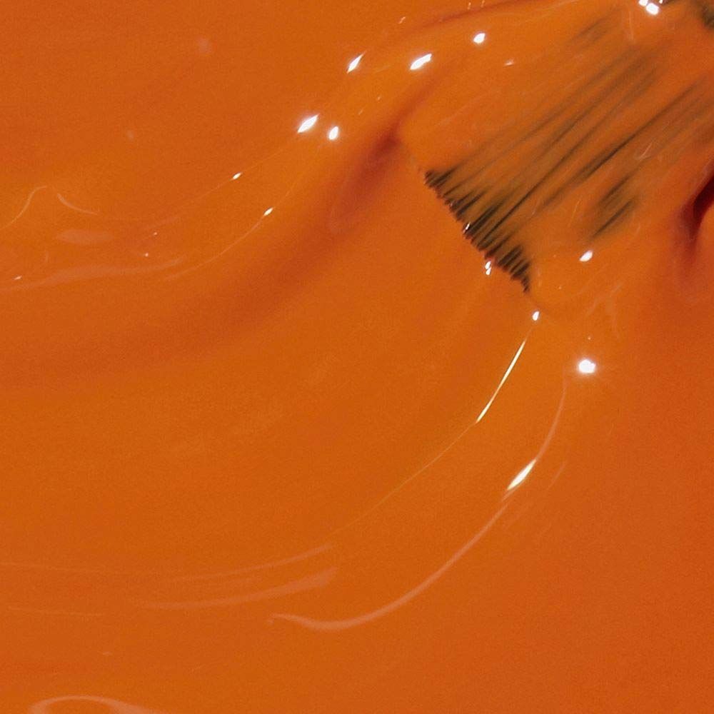 Nahaufnahme von orangefarbenem Nagellack mit Pinsel. Glänzende Oberfläche mit Reflexen.