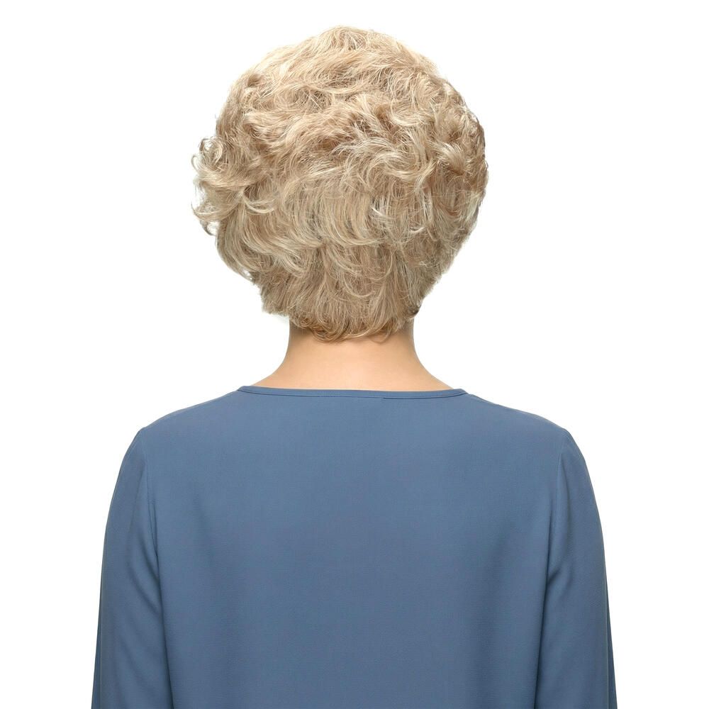 Blond gelockte Perücke. Rückansicht einer Frau mit blauem Oberteil. Kurze, wellige Frisur.
