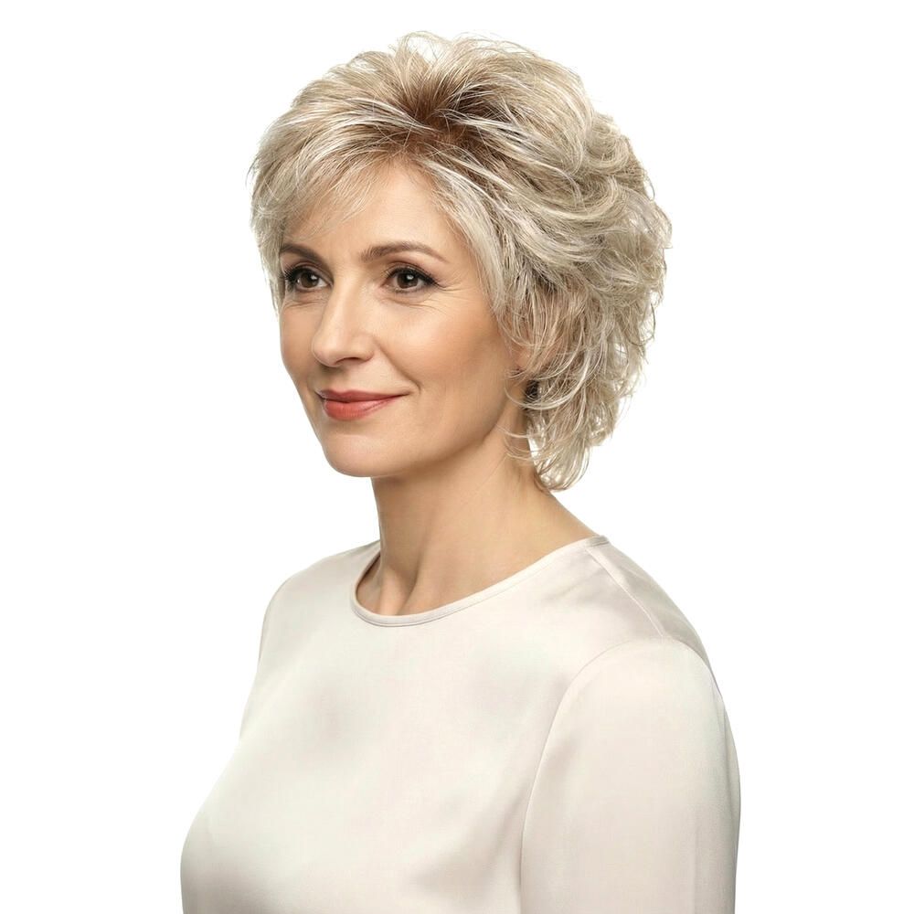 Kurze, blonde Perücke. Frau mit Perücke, Blick zur Seite. Helles Oberteil. Weißer Hintergrund.