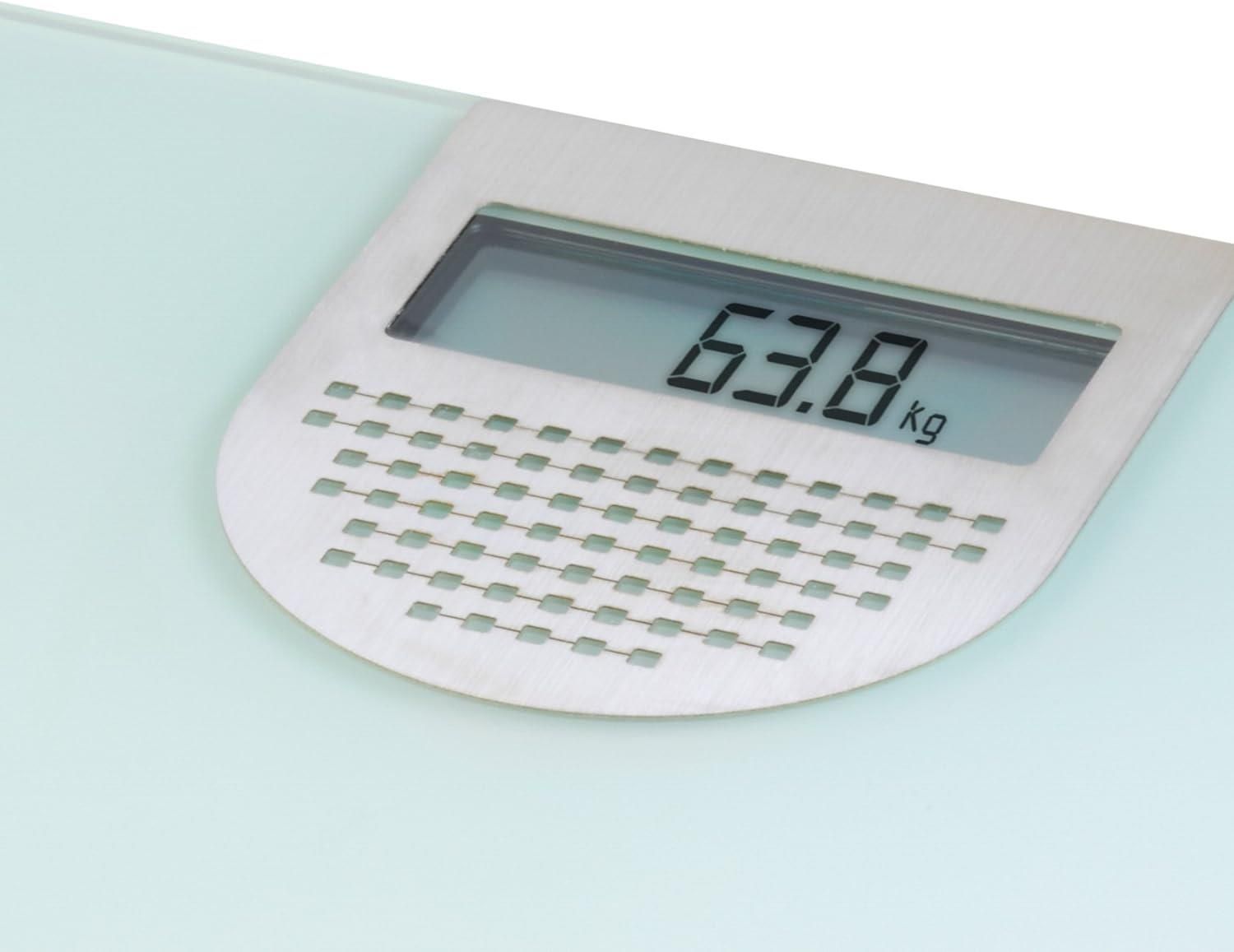 Glaswaage mit digitaler Anzeige. Zeigt 63,8 kg. Silberfarbener Rahmen mit rechteckigem Display und rechteckigen Löchern.
