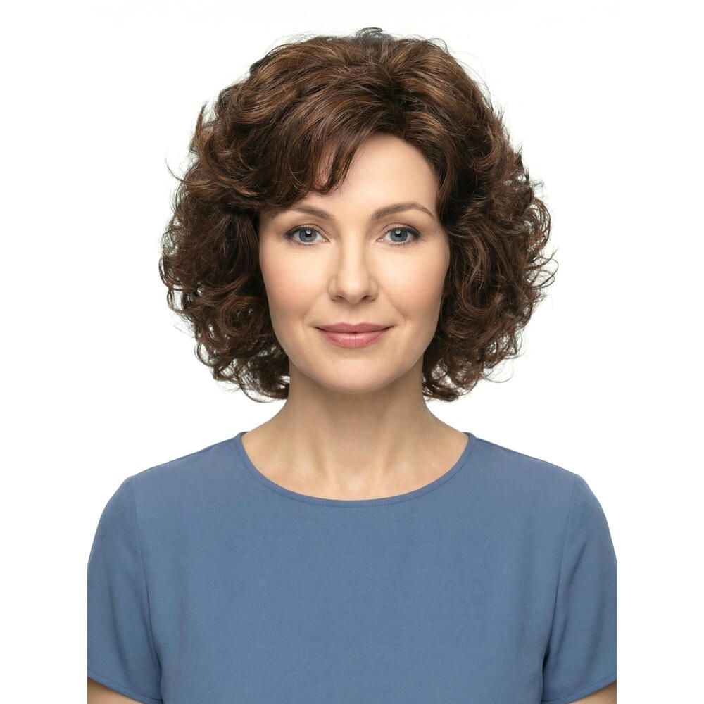 Frau mit brauner, lockiger Perücke. Frontalansicht. Blaues Oberteil. Weißer Hintergrund.