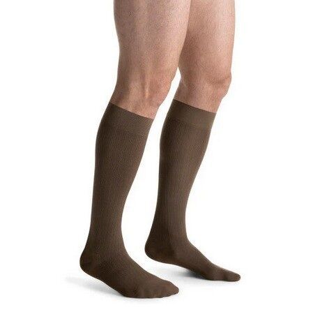 Braune Kompressions-Kniestrümpfe an männlichen Beinen. Geripptes Material, bis zum Knie reichend.
