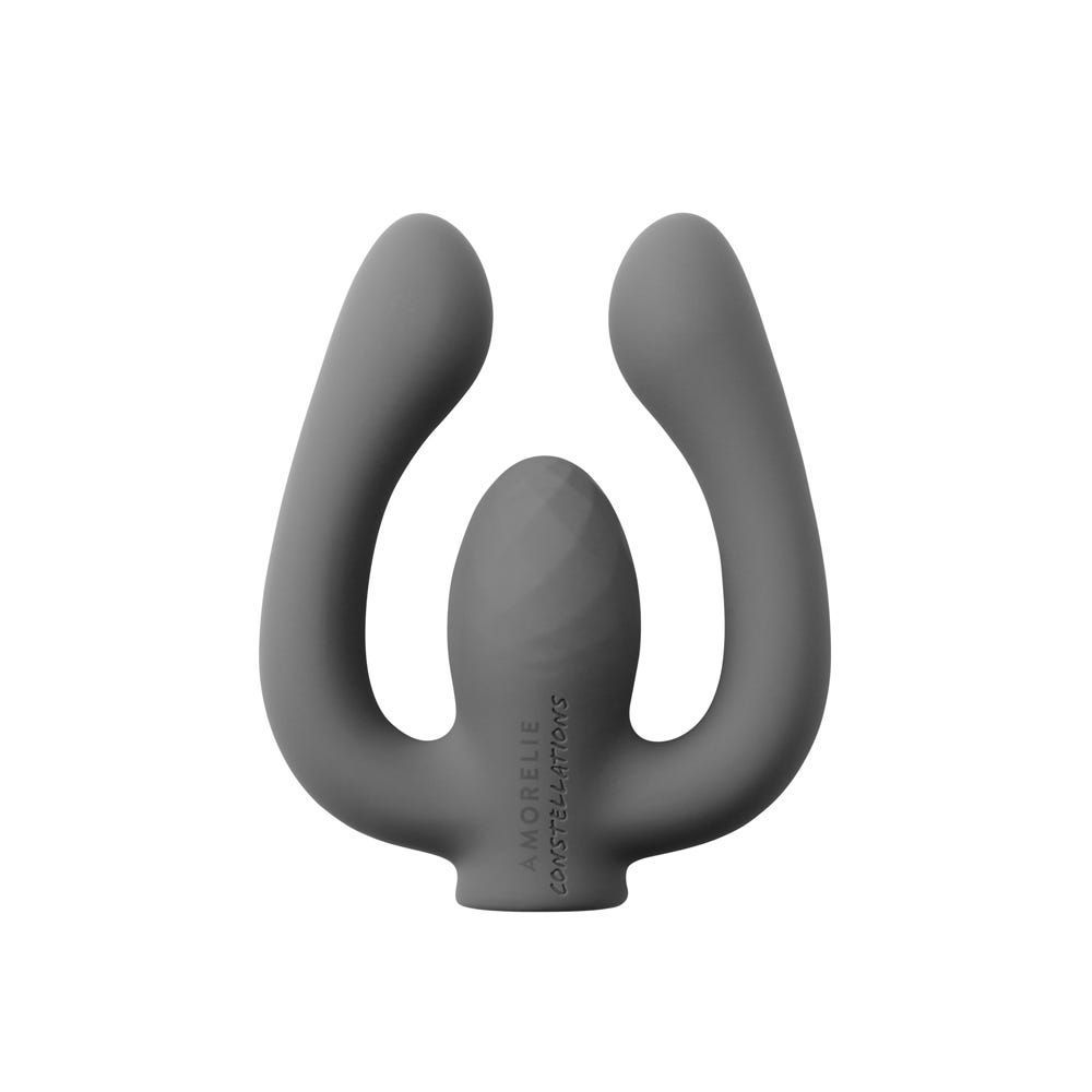 Grauer Vibrator mit zwei gebogenen Armen und einem zentralen, geriffelten Teil. AMORELIE Constellations ist am Fuß sichtbar.