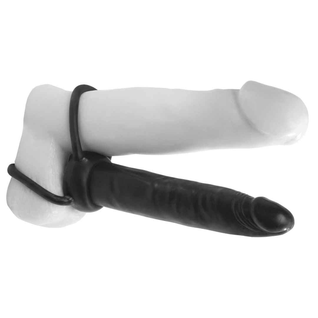 Weißer und schwarzer Dildo mit Penisring. Ring verbindet beide Dildos. Glatte Oberfläche.