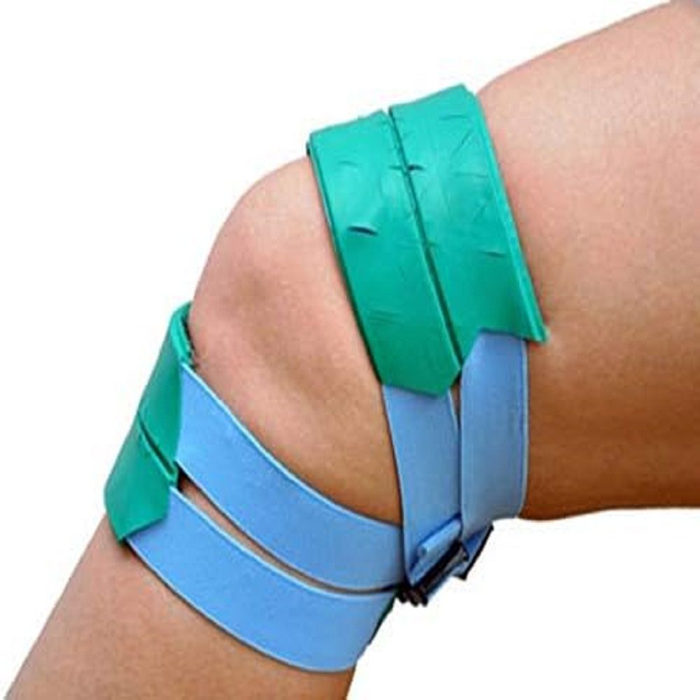 Knie mit grünem und blauem Band. Das Band ist um das Knie gewickelt.