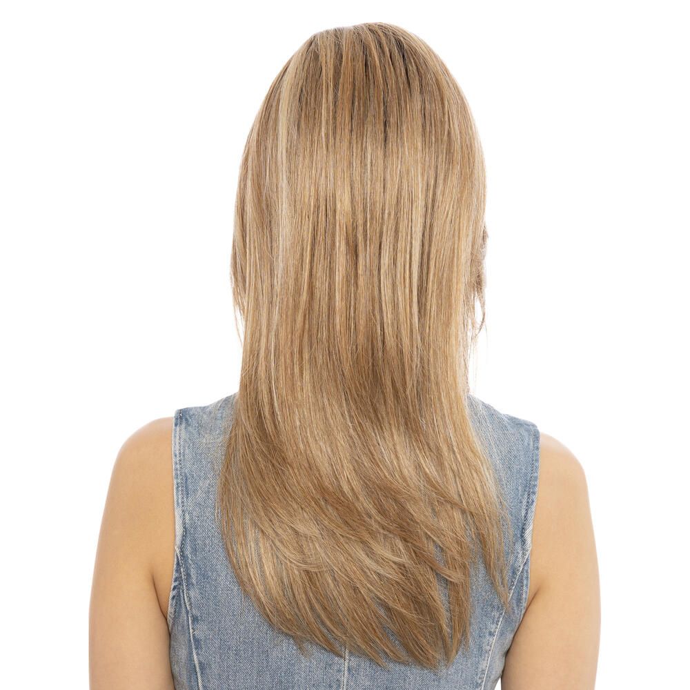 Perücke Anemone von Lofty. Blondes Haar mit dunklerem Ansatz. Frau mit Jeanshemd. Rückansicht.