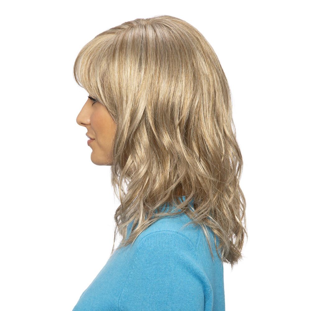 Blond gewellte Perücke mit Pony, Seitenansicht. Die Perücke bedeckt den Kopf und die Schultern.