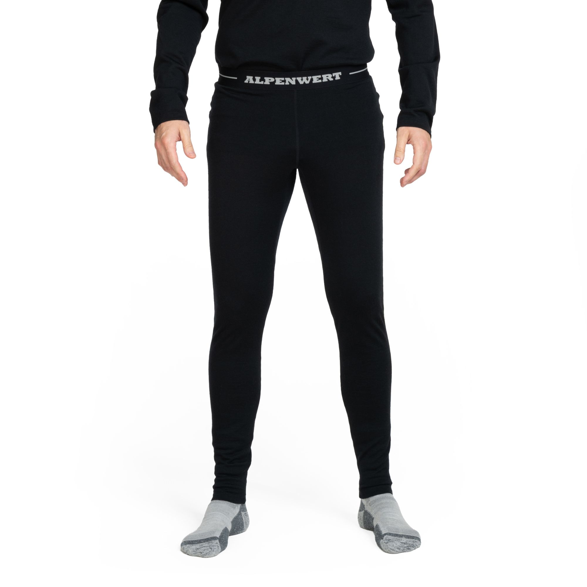 Mann trägt schwarze lange Unterhose aus 100% Merinowolle mit grauem Bund.