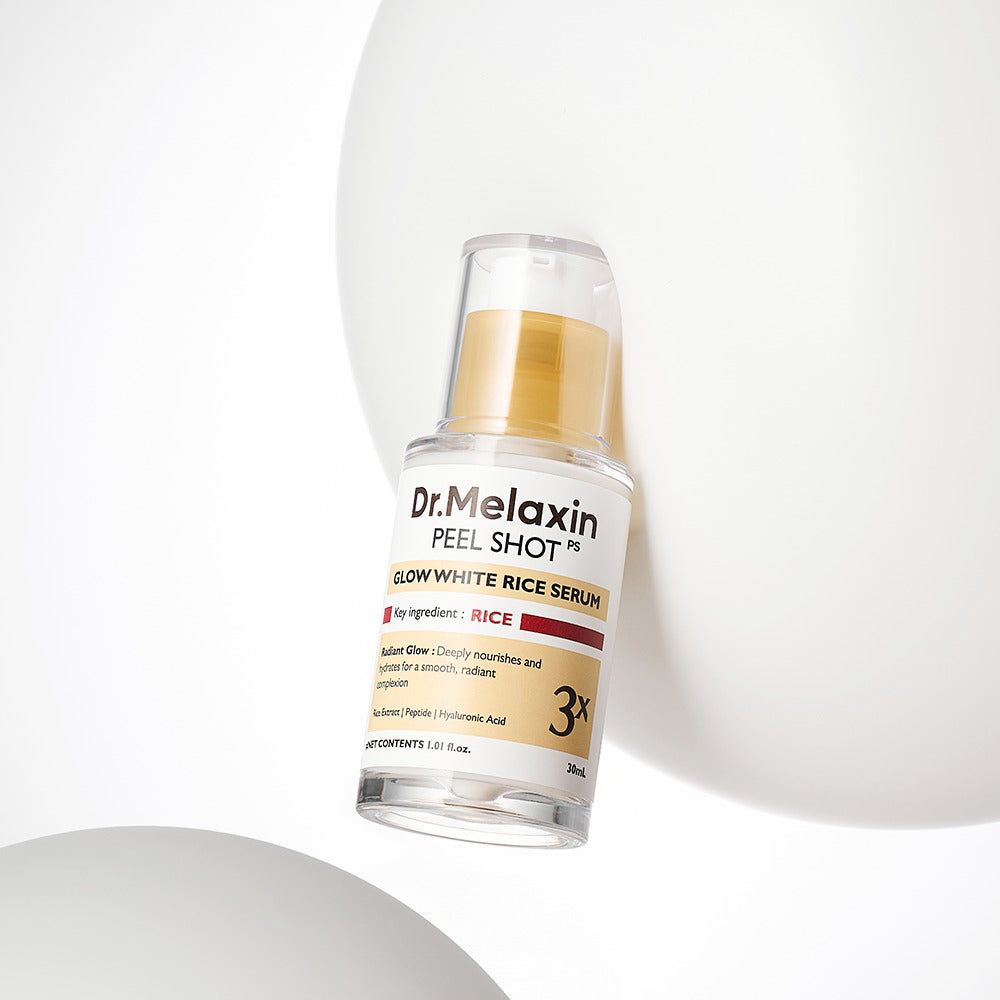 Serumflasche mit goldfarbenem Deckel. Aufschrift: Dr. Melaxin Peel Shot, Glow White Rice Serum. 3x-Markierung.
