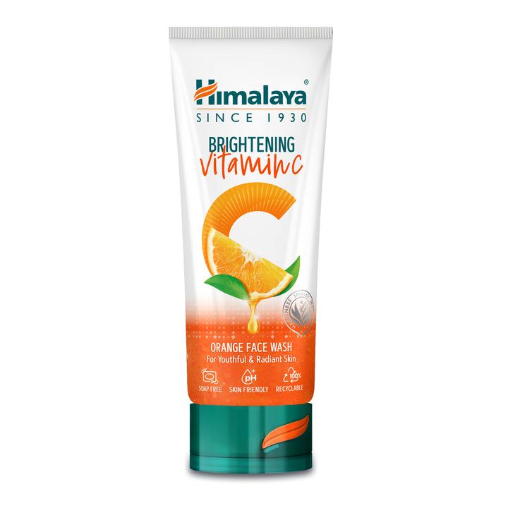 Weiß-orange Tube mit Himalaya-Logo, Schriftzug "Brightening Vitamin C" und Orangen-Illustration. Grüner Deckel.