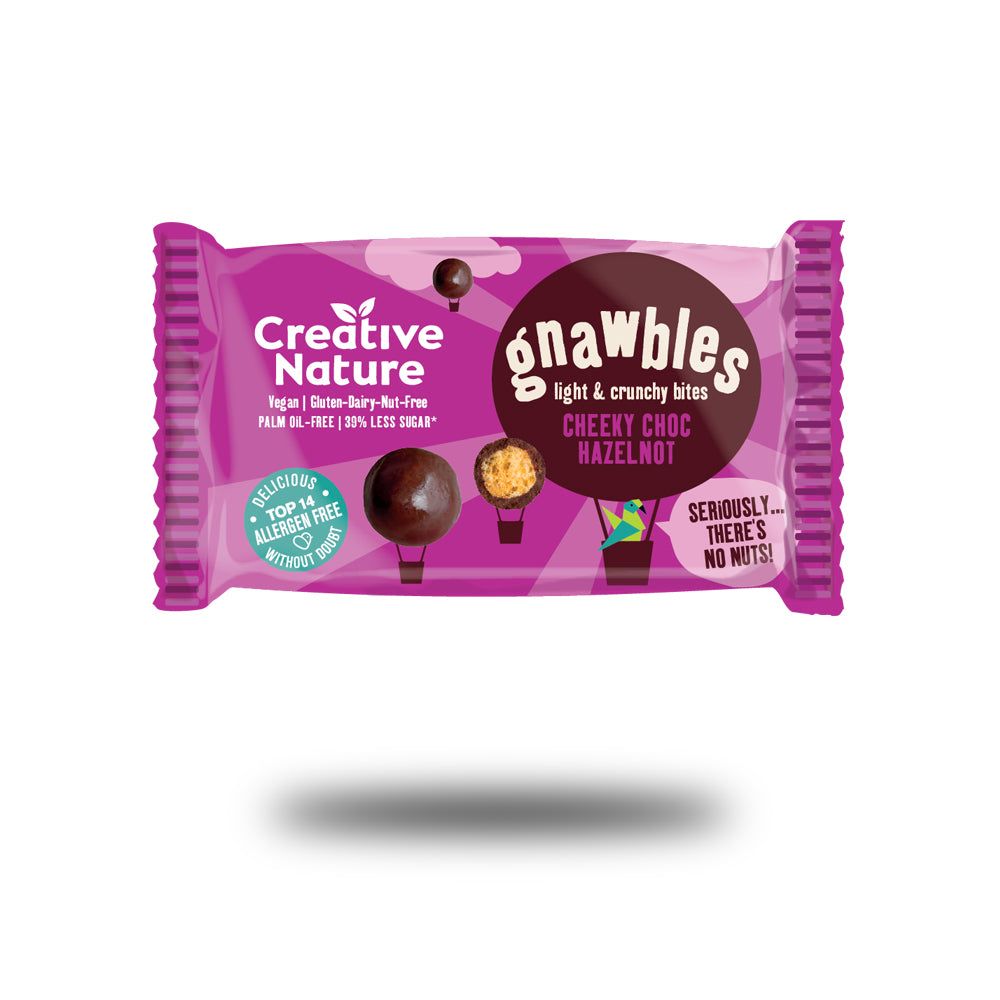 Verpackung mit Gnawbles Cheeky Choc Haselnuss. Lila Verpackung mit Produktnamen und Logo. Enthält Informationen zu Inhaltsstoffen und Zertifizierungen.