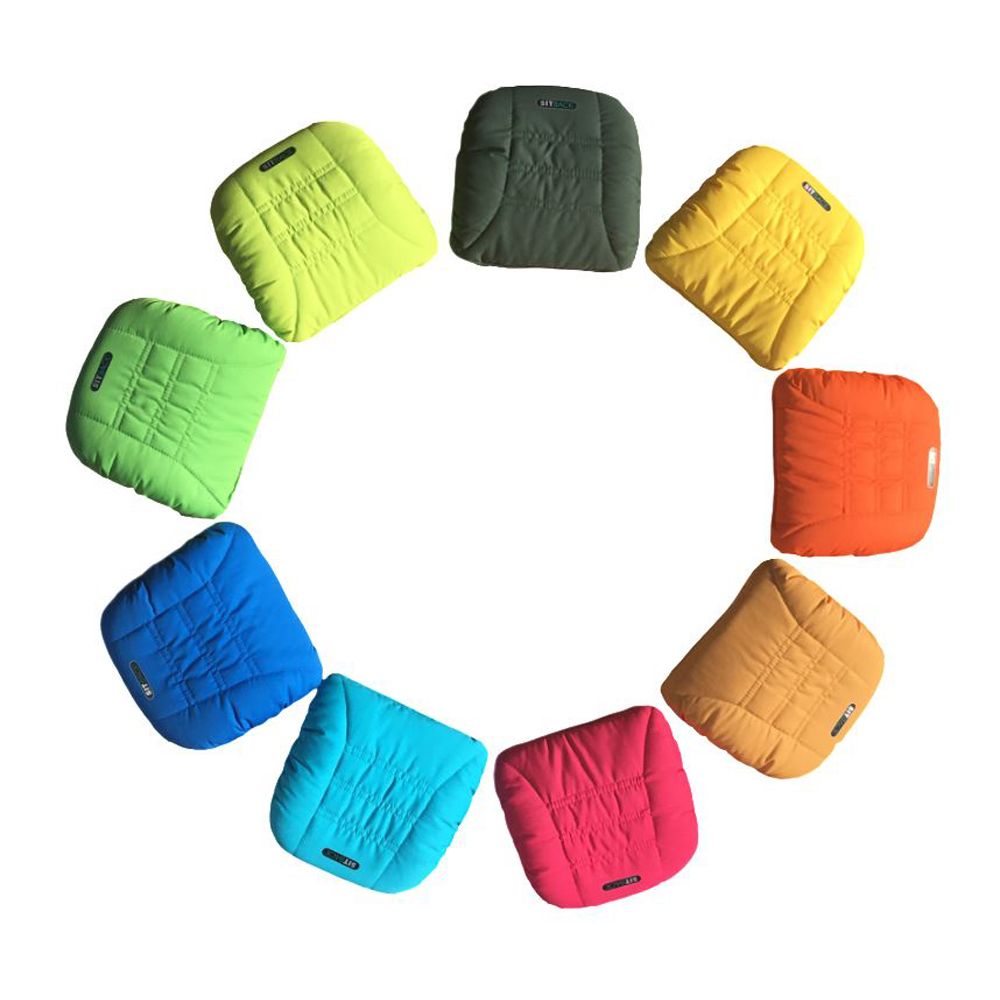 Verschiedenfarbige Nackenkissen in Kreisform angeordnet. Rechteckige Form, Steppnähte, Logo. Textilbezug.