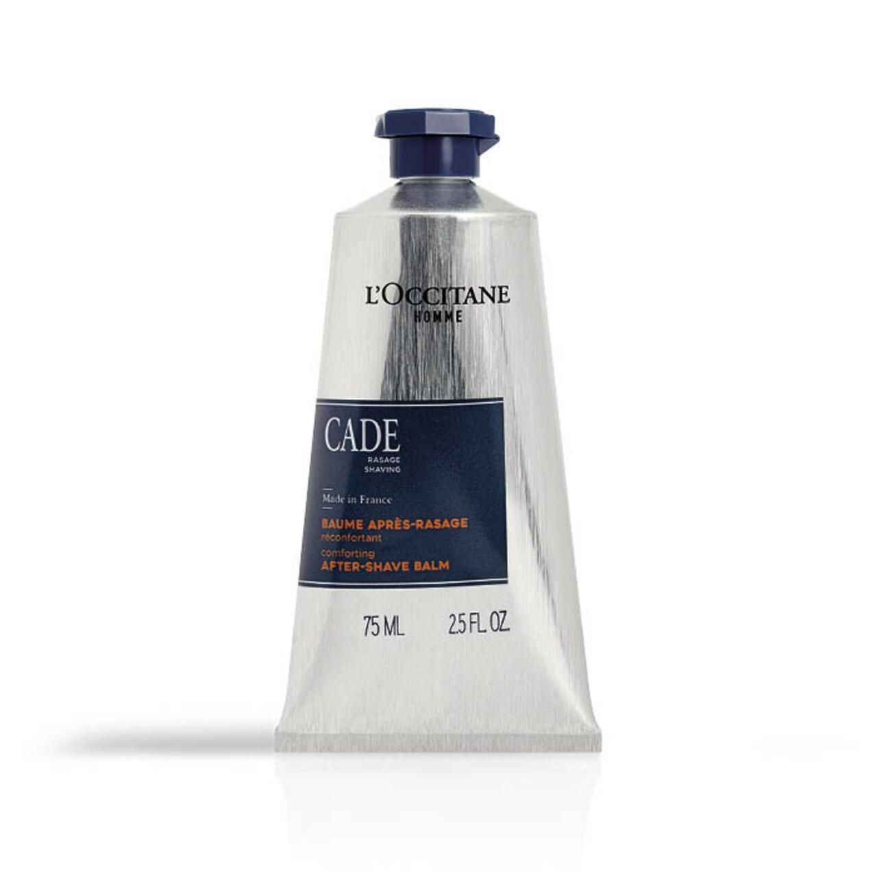 Silberne Tube mit blauem Deckel und Etikett. Aufschrift: CADE, After-Shave Balsam, 75 ml, 2.5 FL. OZ. Marke: L'Occitane.