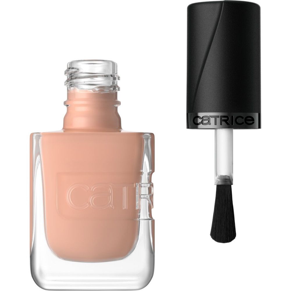 Ein hellbeiger Nagellack in einer Glasflasche mit schwarzem Deckel und Pinsel. Die Marke 'catrice' ist auf der Flasche eingeprägt.