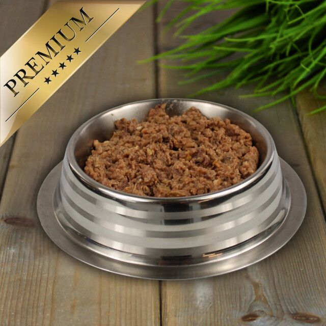 Katzenfutter in einer Edelstahlschüssel mit Premium-Logo. Auf Holzoberfläche.