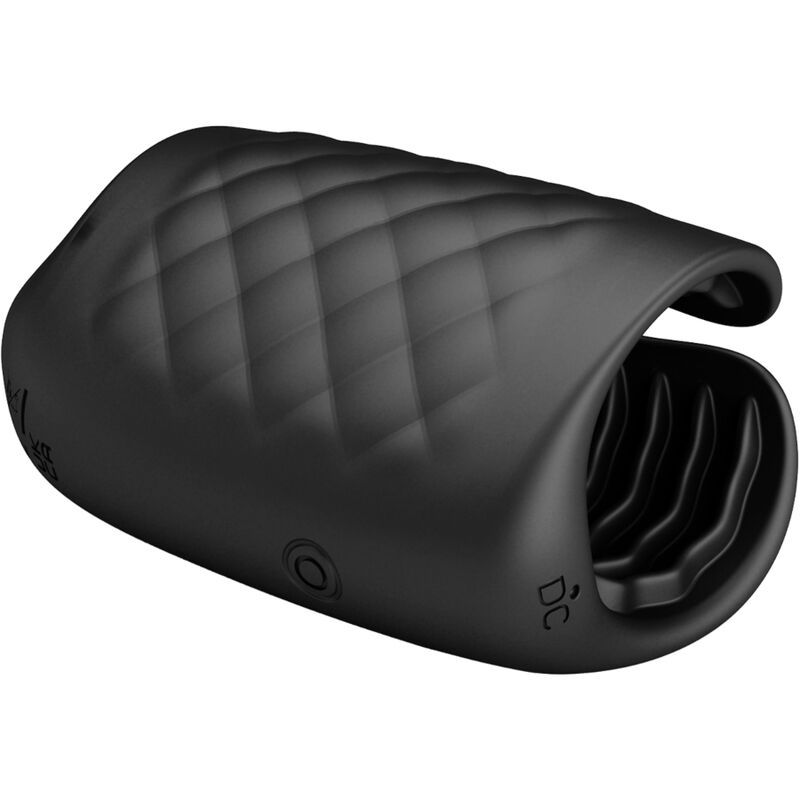 Schwarzer Masturbator mit Rautenmuster. Sichtbare Öffnung mit geriffelter Innenseite. Kleines Bedienfeld mit DC-Kennzeichnung.