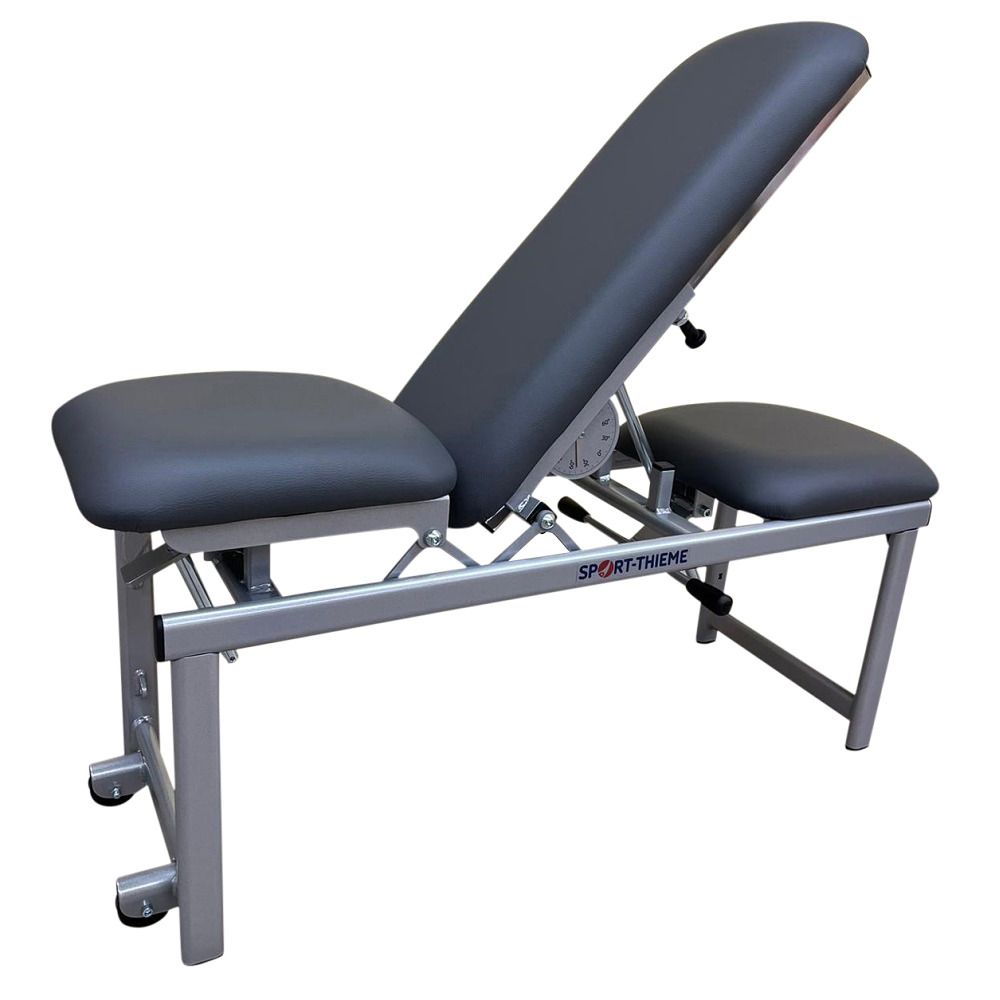 Trainingsbank mit verstellbarer Rückenlehne. Schwarze Polsterung, Metallrahmen. Logo SPORT-THIEME. Seitenansicht.
