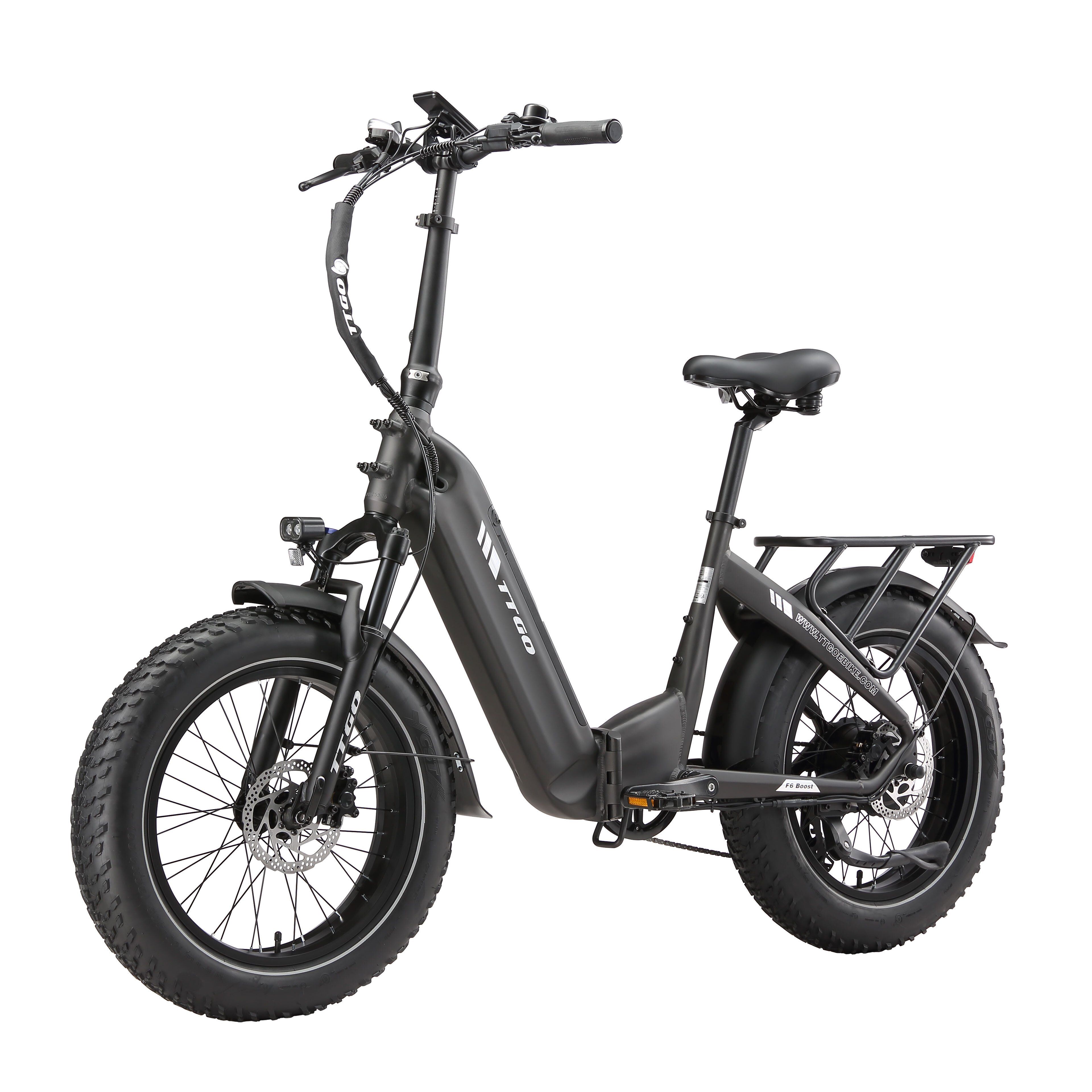 Schwarzes, zusammenklappbares Elektrofahrrad. Breite Reifen, Gepäckträger. TTGO-Logo sichtbar.