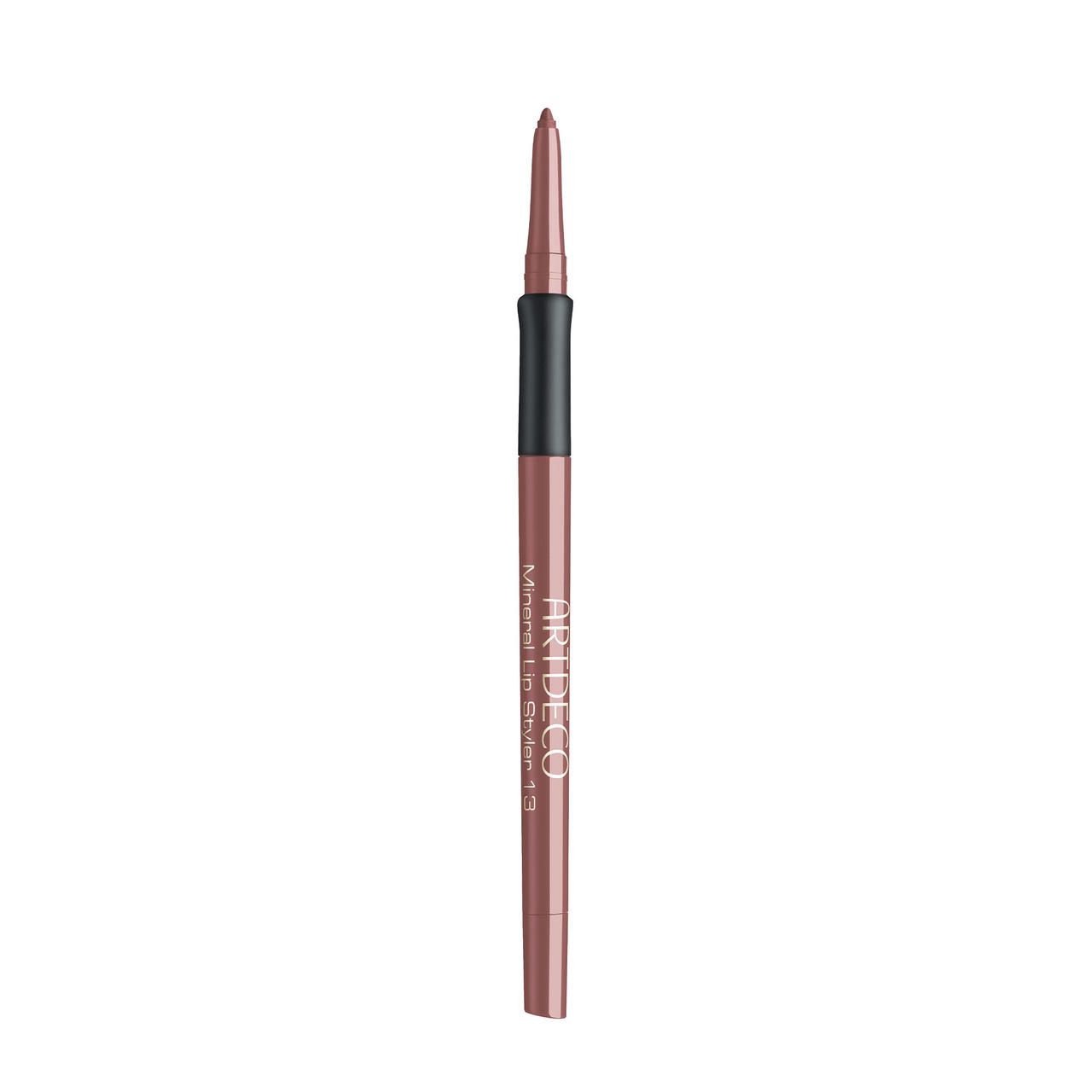 Lippenstift-Styler. Schlanke, braune Hülse mit schwarzem Mittelteil. Produktname und Marke sind aufgedruckt.