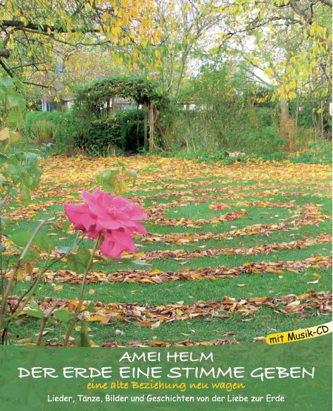 Buchcover mit Titel "Der Erde eine Stimme geben". Autor: Amei Helm. Mit Musik-CD. Rosenblüte im Vordergrund, Rasen mit Blättern.