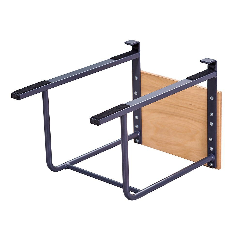 Sprossenwandsitz mit Holzplatte und Metallrahmen. Rahmen mit Haken zum Einhängen. Schwarze Polsterung an den Auflageflächen.