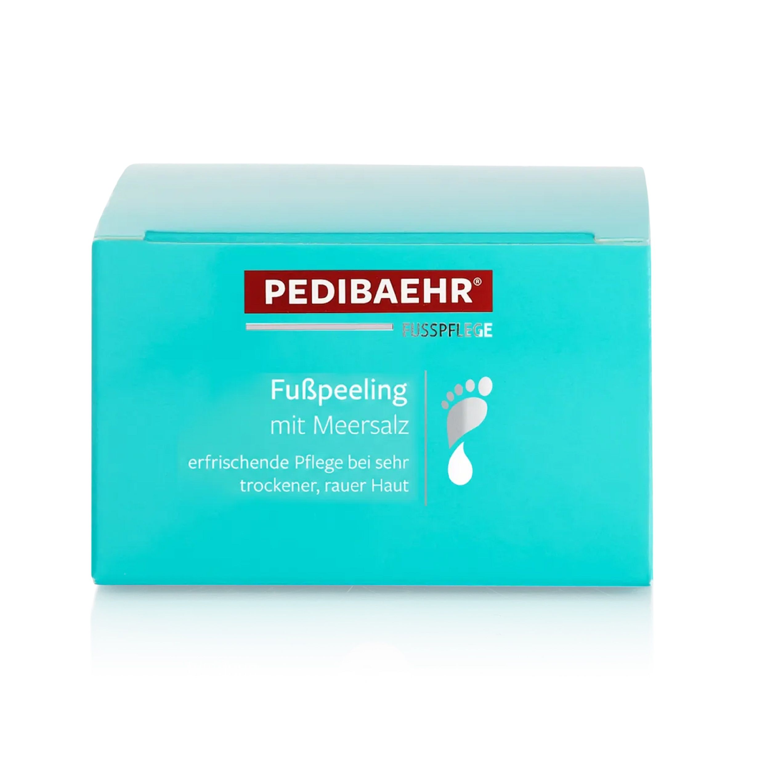 Anwendung von PEDIBEHR Fußpeeling mit Meersalz auf Füßen.