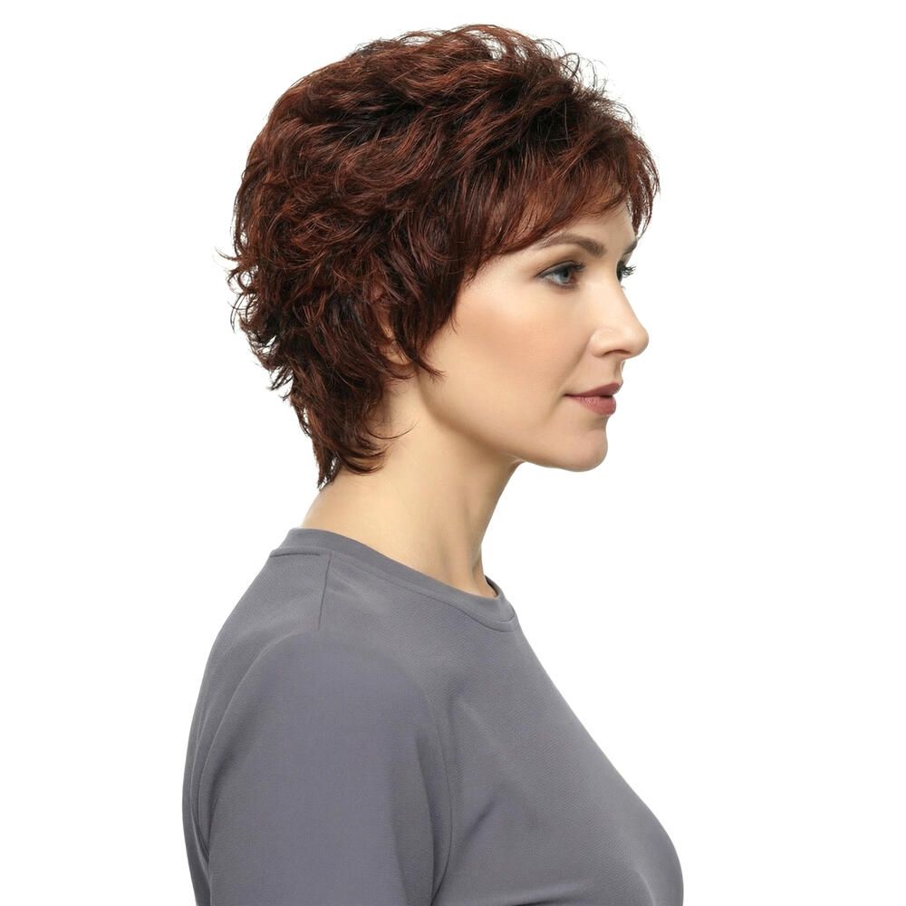 Kurzhaarperücke in Rotbraun. Frau mit grauen Shirt, Seitenansicht. Natürlicher Look.