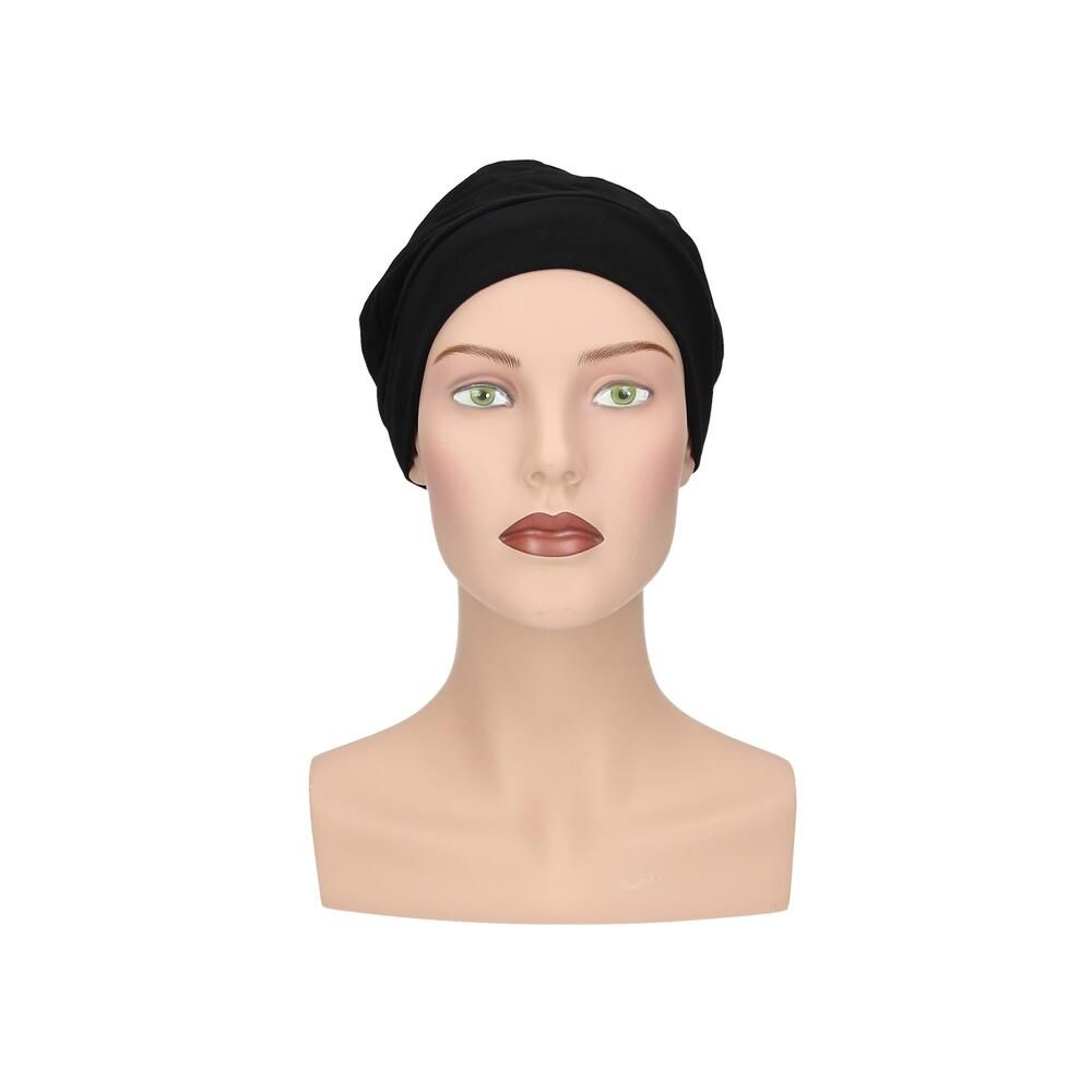 Schwarzer Turban auf einer Schaufensterpuppe. Frontansicht. Das Produkt bedeckt den Kopf vollständig.