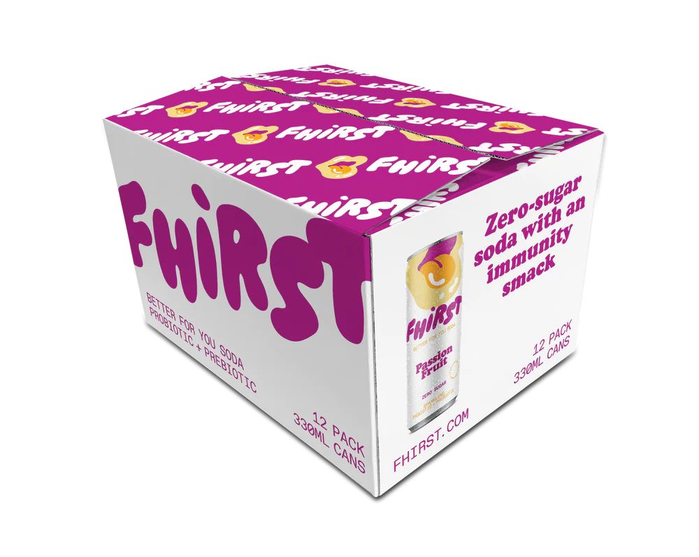 Kartonverpackung mit FHIRST-Logo und 'Passion Fruit' Abbildung. Enthält Text: 'Zero-sugar soda with an immunity smack'.
